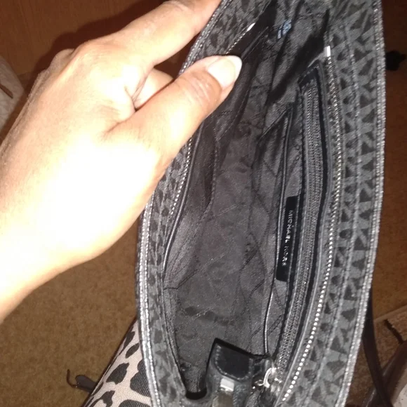 Michael Kors Crossbody 🤎🖤 - Picture 9 of 9